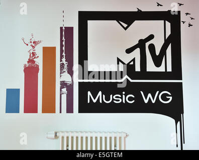 Berlin-Kreuzberg, Deutschland. 31. Juli 2014. Das Logo der MTV Music WG (WG steht für WG) in der Wohnung in einer Villa in Berlin-Kreuzberg, Deutschland, 31. Juli 2014. Die Gewinner des Castings werden für ein Jahr hier Zusammenleben. Kameras werden eingerichtet, das Wohnzimmer und die Küche zu Filmen. Diese können gestreamt werden live im Internet. Foto: JENS KALAENE/Dpa/Alamy Live News Stockfoto