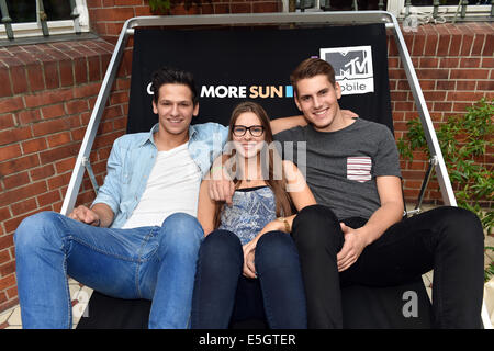 Berlin-Kreuzberg, Deutschland. 31. Juli 2014. Die Bewohner der MTV Music WG (WG steht für WG), Andre (L-R), Michelle und Alex Haltung in der Wohnung in einer Villa in Berlin-Kreuzberg, Deutschland, 31. Juli 2014. Die Gewinner des Castings werden für ein Jahr hier Zusammenleben. Kameras werden eingerichtet, das Wohnzimmer und die Küche zu Filmen. Diese können gestreamt werden live im Internet. Foto: JENS KALAENE/Dpa/Alamy Live News Stockfoto