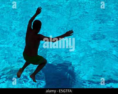 Berlin, Deutschland. 31. Juli 2014. Ein Junge springt von einer zehn Meter hohen Plattform am Sommerpool in Wilmersdorf in Berlin, Deutschland, 31. Juli 2014. Foto: DANIEL BOCKWOLDT/Dpa/Alamy Live News Stockfoto