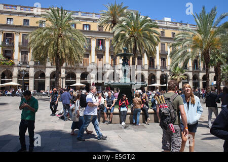 Menschen am Placa Reial in Barcelona, Katalonien, Spanien Stockfoto