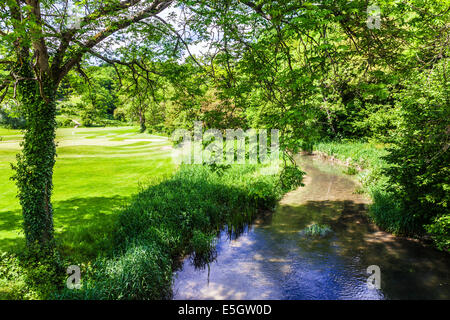 Die Bybrook Fluss neben einem Golfplatz in den Cotswolds. Stockfoto