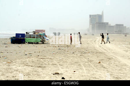 Karachi, Pakistan. 31. Juli 2014. Polizeibeamte nehmen Stellung und wiederherstellen Stab über den Menschen Besuch Sea View Beach Clifton trotz eines Verbots nach dem Schwimmen im Meer, in Karachi auf Donnerstag, 31. Juli 2014 in Rechnung gestellt. Am Mittwoch mehr als Dutzend Personen am Clifton Beach ertrunken, stieg die Zahl der Ertrunkenen Personen zu neunzehn seit Mittwoch Abend am zweiten Tag des Eid-Ul-Fitar. Drei der Opfer waren Mitglieder der gleichen Familie und ihren Körper wieder in ihre angestammten Bereich gesendet wurden. Bildnachweis: Asianet-Pakistan/Alamy Live-Nachrichten Stockfoto