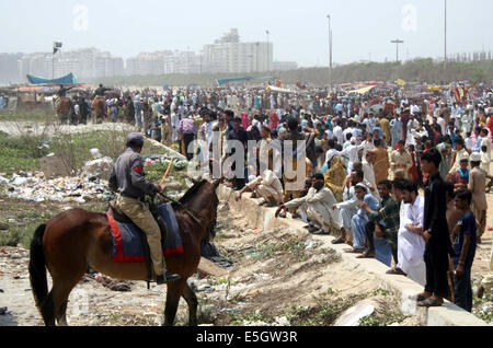 Karachi, Pakistan. 31. Juli 2014. Polizeibeamte nehmen Stellung und wiederherstellen Stab über den Menschen Besuch Sea View Beach Clifton trotz eines Verbots nach dem Schwimmen im Meer, in Karachi auf Donnerstag, 31. Juli 2014 in Rechnung gestellt. Am Mittwoch mehr als Dutzend Personen am Clifton Beach ertrunken, stieg die Zahl der Ertrunkenen Personen zu neunzehn seit Mittwoch Abend am zweiten Tag des Eid-Ul-Fitar. Drei der Opfer waren Mitglieder der gleichen Familie und ihren Körper wieder in ihre angestammten Bereich gesendet wurden. Bildnachweis: Asianet-Pakistan/Alamy Live-Nachrichten Stockfoto