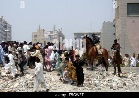 Karachi, Pakistan. 31. Juli 2014. Polizeibeamte nehmen Stellung und wiederherstellen Stab über den Menschen Besuch Sea View Beach Clifton trotz eines Verbots nach dem Schwimmen im Meer, in Karachi auf Donnerstag, 31. Juli 2014 in Rechnung gestellt. Am Mittwoch mehr als Dutzend Personen am Clifton Beach ertrunken, stieg die Zahl der Ertrunkenen Personen zu neunzehn seit Mittwoch Abend am zweiten Tag des Eid-Ul-Fitar. Drei der Opfer waren Mitglieder der gleichen Familie und ihren Körper wieder in ihre angestammten Bereich gesendet wurden. Bildnachweis: Asianet-Pakistan/Alamy Live-Nachrichten Stockfoto