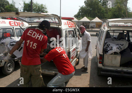 Karachi, Pakistan. 31. Juli 2014. Leichen der getöteten durch ins Meer ertrinken sind Edhi-Leichenhalle verlagert, da die abschreckende Pflanze aufgrund nicht Trennung von Strom Krankenhauses Jinnah in Karachi auf Donnerstag, 31. Juli 2014 beendet wurde. © Asianet-Pakistan/Alamy Live News Bildnachweis: Asianet-Pakistan/Alamy Live-Nachrichten Stockfoto