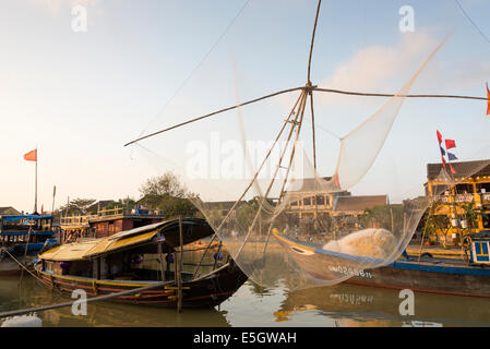 Traditionelle Fischerboote und Netze. Thu Bon Fluss, Hoi An, Quang Nam Provinz, sozialistische Republik Vietnam. Stockfoto