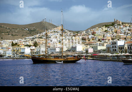 Blick auf den Yachthafen am Ermoupolis Stadt - Hauptstadt der Kykladen - Insel Syros, dem ältesten Hafen des modernen Griechenlands Stockfoto