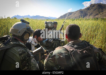 Spezialkräfte der US-Armee und afghanische Nationalarmee Kommandos warten auf medizinische Evakuierung Hubschrauber eine Wou escort Stockfoto