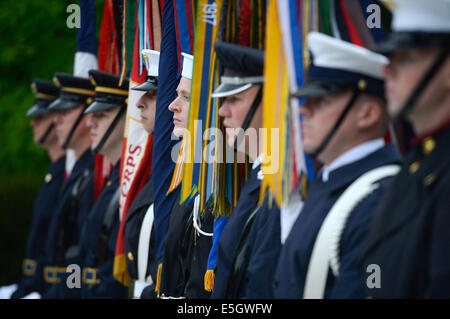 Die gemeinsame Streitkräfte Color Guard an der Grabstätte von Präsident John F. Kennedy am Nationalfriedhof Arlington, VA., Feldpost Stockfoto