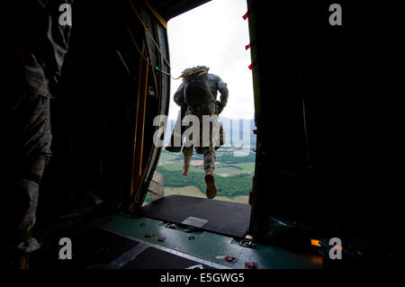 Ein US-Army Fallschirmjäger mit dem 2. Bataillon, 505. Fallschirm-Infanterie-Regiment, 3rd Brigade Combat Team, 82nd Airborne Divis Stockfoto