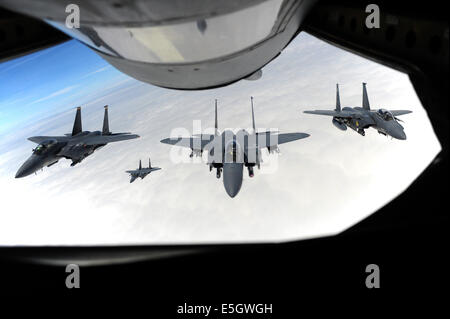 US Air Force Colonel Jeannie Leavitt, Center, scheidenden Kommandeur der 4. Kämpfer-Flügel-Piloten eine f-15 Strike Eagle aircra Stockfoto