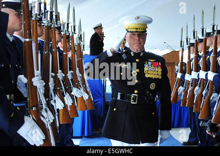 US Marine Corps General James Amos, der Kommandant des Marinekorps, verlässt die Bühne bei einem Befehl Zeremonie im Stockfoto