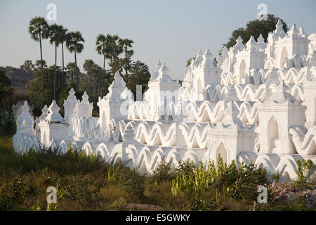 Wellig architektonische Dekoration der Region Mya Thein Tan Pagode, Mingun, Mandalay, Myanmar (Burma) Stockfoto