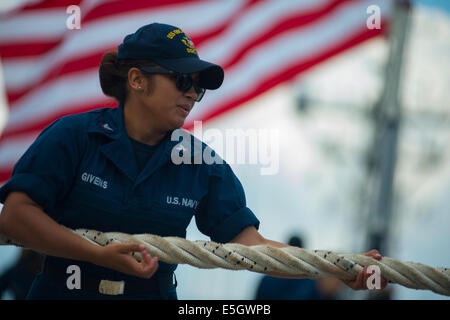 US Navy Sonar Techniker (Oberfläche) 3. Klasse Eileen Givens wuchtet in eine Befestigungsleine an Bord der Lenkwaffenzerstörer USS O Stockfoto