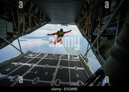 Royal Canadian Air Force Master Cpl. Marc Tremblay, ein Such- und Techniker mit 417 Combat Support Squadron, springt Stockfoto