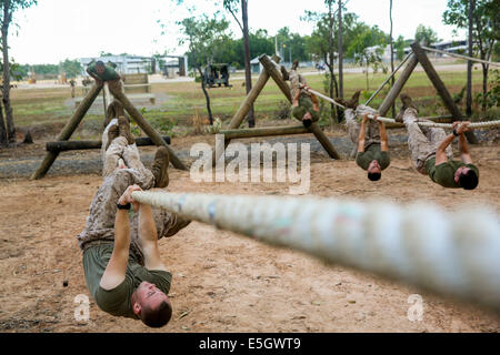 US-Marines mit Charlie Kompanie, 1. Bataillon, 5. Marineregiment, Marine Rotations Kraft-Darwin vervollständigen ein Hindernis cour Stockfoto