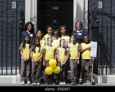 London, UK. 31. Juli 2014. Brownies aus allen Teilen des Landes besucht heute Premierminister David Cameron in der Downing Street anlässlich die Hundertjahrfeier der Brownies. Eine Brownies-Gruppe aus London/Süd-Ost verlässt Nr. 10 Downing Street. Bildnachweis: Nick Savage/Alamy Live-Nachrichten Stockfoto