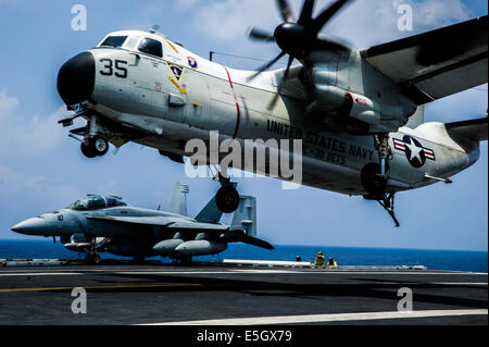 Ein US-Marine C-2A Greyhound Flugzeuge zugeordnet, Fleet Logistics Support Squadron (VRC) 30 bereitet, an Bord des Flugzeugs zu landen Stockfoto