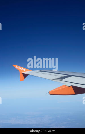 Blick vom Flugzeug Fenster mit Easyjet Abzeichen auf dem Flügel. Stockfoto