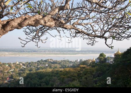 Ansicht von Sagaing Hügel hinunter zum Fluss Irrawaddy und darüber hinaus in Richtung Mandalay, Myanmar (Burma) Stockfoto