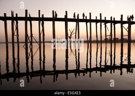 Menschen überqueren Taungthaman-See auf der Teak U Bein Brücke, Amarapura, Myanmar (Burma). Stockfoto