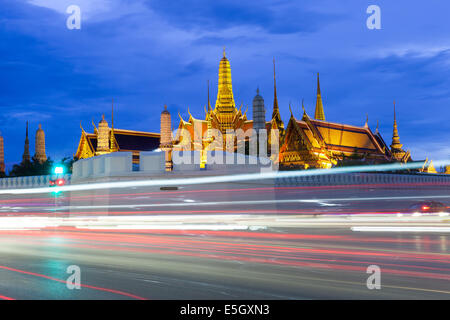 Verkehr in der Nähe von Wat Phra Kaeo (Tempel des Smaragd-Buddha) und dem Grand Palace, Bangkok, Thailand. Stockfoto