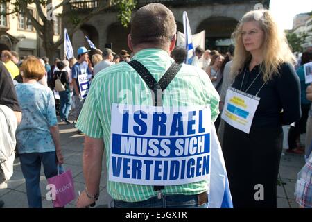 Stuttgart, Deutschland. 31. Juli 2014. Ein Teilnehmer zu einer pro-Israel-Kundgebung hat ein Schild mit der Aufschrift "Israel in Stuttgart, Deutschland, 31. Juli 2014 wehren muss". Die Rallye fand zur Solidarität mit Israel. Foto: SEBASTIAN KAHNERT/Dpa/Alamy Live News Stockfoto