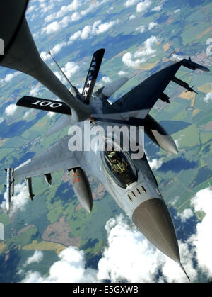 Ein Flugzeug der US Air Force F - 16C Fighting Falcon erhält Kraftstoff aus einem Luftwaffe KC-135 Stratotanker Flugzeug zugeordnet zu den 10 Stockfoto