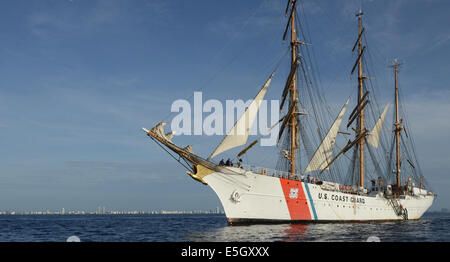 Die US Coast Guard Cutter Eagle erwartet einen Passagier-Transfer von der Küste von Miami 14. Juni 2014. Der Adler war eine Klasse Stockfoto