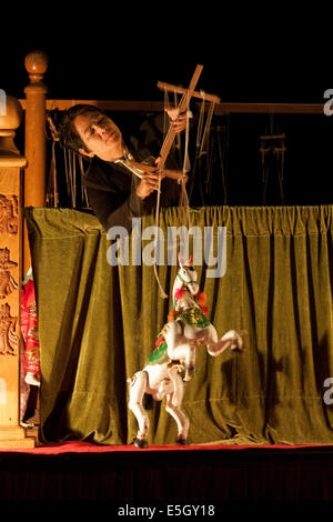 Ein Puppenspieler führt eine tanzende Pferd Marionette bei einer Show in Bagan, Birma (Myanmar) Stockfoto