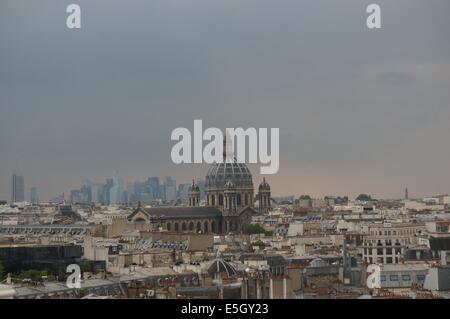 Panorama der Eglise Saint-Augustin de Paris Kirche des Heiligen Augustinus bei Sonnenuntergang vom Dachgarten auf Printemps Shop Stockfoto