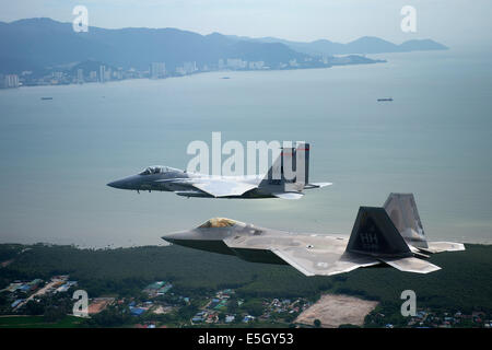 Ein Flugzeug der US Air Force f-22 Raptor, Front, zugewiesen, der 154. Flügel, Hawaii Air National Guard und ein Flugzeug f-15 Eagle Stockfoto