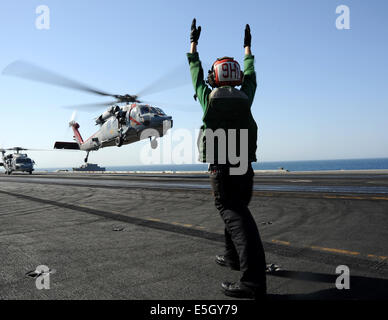 US Marine Aviation Elektroniker / 3. Klasse Elizabeth McKinney lenkt einen MH-60R Seahawk-Hubschrauber, hubsch zugewiesen Stockfoto