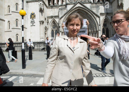 London, UK. 31. Juli 2014.  Öffentliche Untersuchung in den Tod von Alexander Litvinenko wird geöffnet. Bild zeigt seine Witwe Marina Litvinenko außerhalb der High Court-Credit: PAUL GROVER/Alamy Live News Stockfoto