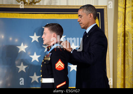 Präsident Barack Obama, Recht, vergibt die Medal Of Honor an pensionierte U.S. Marine Corps CPL William Carpenter während einer Zeremonie Stockfoto