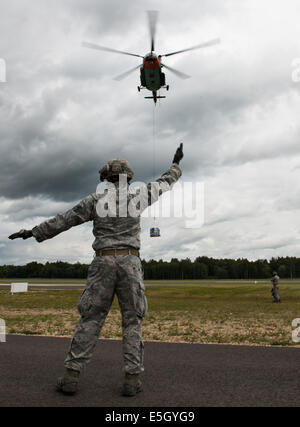 US Air Force Staff Sgt Timothy Kennedy, 435. Sicherheit Kräfte Squadron, Marschälle einen lettische Mi-8 Hubschrauber während s Stockfoto