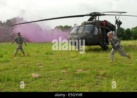 US Army Spc. Chad Lecy, ein Mitglied von Flugpersonal mit Stabskompanie, 34. Combat Aviation Brigade, 34. US-Infanteriedivision, Mi Stockfoto