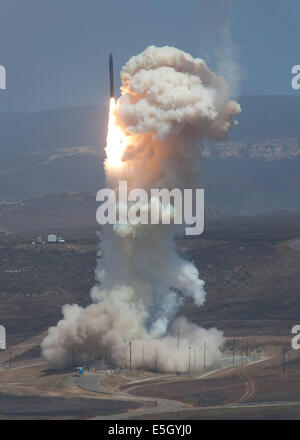 Die Missile Defense Agency Raketenstarts Flight Test 06b Ground-Based Interceptor von Vandenberg Air Force Base, Kalifornien, Stockfoto