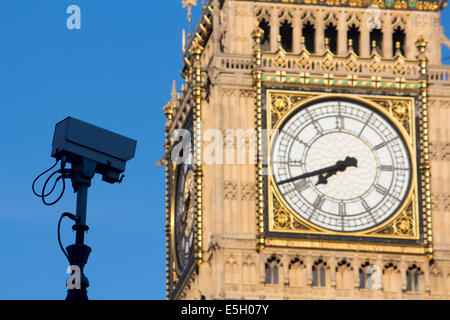 Closed Circuit Television Überwachung Überwachungskamera neben Big Ben Häuser des Parlaments London England UK Stockfoto