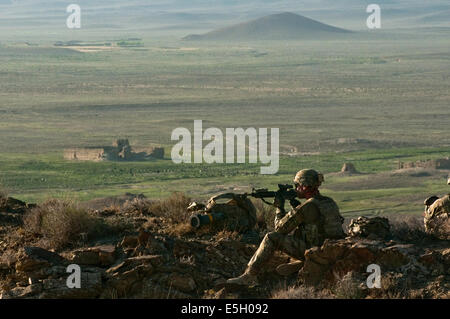 US Army Spc. Eric Leveault, Infanterist mit Charlie Kompanie, 2nd Battalion, 504th Parachute Infantry Regiment, 82. Airbo Stockfoto