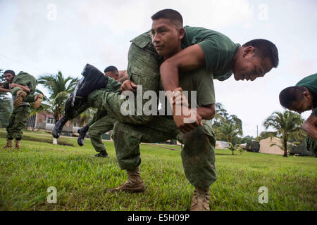 Belize Soldaten beteiligen Bekämpfung Klimaanlage während des US Marine Corps Martial Arts-Programm physischen Trainings Stockfoto