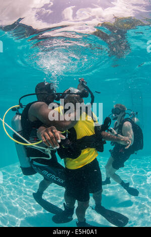 Belize Defence Force Taucher Praktiken darstellende Notfallverfahren als US Navy Diver 3. Klasse Garrett Muccillo, Recht, als Stockfoto