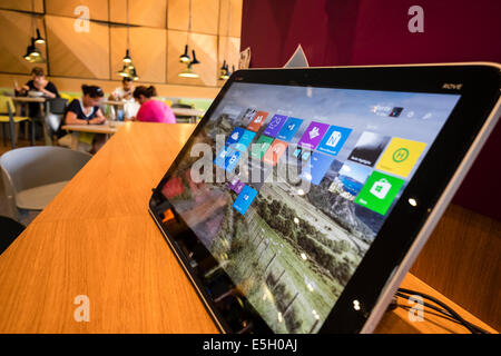 großer Touchscreen-Computer für Kunden im neuen Microsoft Digital lokal Café unter Den Linden in Berlin Deutschland Stockfoto
