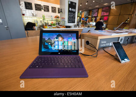 Touchscreen-Tablet-PCs und Smartphones im neuen Microsoft Digital lokal Café unter Den Linden in Berlin Deutschland Stockfoto