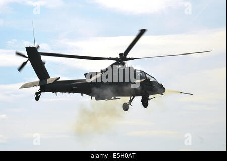 Ein US-Armee AH-64 Apache Hubschrauber zugewiesen, das 2. Bataillon, 159. Aviation Regiment, 12. Combat Aviation Brigade Brände Stockfoto