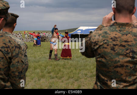 USA und Auswärtigen Dienst teilnehmenden Mitglieder ausüben Khaan Quest 2014 beobachten Sie Mongolen während einer Mini-Naadam-Festi Ringen Stockfoto