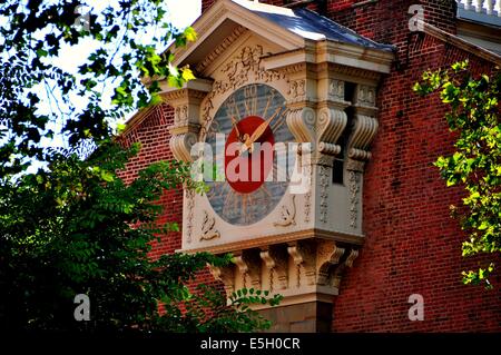 PHILADELPHIA, PENNSYLVANIA: Eine riesige hölzerne Uhr steht auf der Nordfassade von 1732-53 Independence Hall Stockfoto