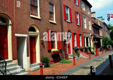 PHILADELPHIA, PENNSYLVANIA: Eine lange Reihe von erhaltenen kolonialen Ziegel Häuser von 1703-36 auf Elfreth Gasse Stockfoto