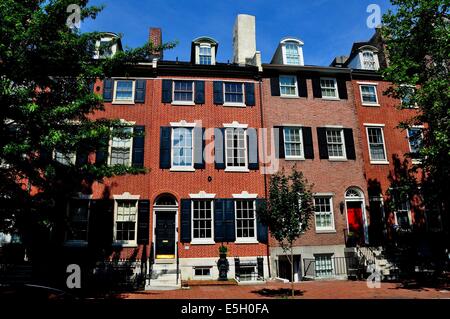 PHILADELPHIA, PENNSYLVANIA: Gut aussehend 18. Jahrhundert Federal Style Reihenhäuser auf South 3rd Street Stockfoto