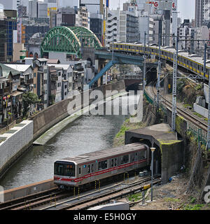 Eisenbahnen, die Überquerung des Flusses Kandagawa, Tokyo, Japan. Stockfoto